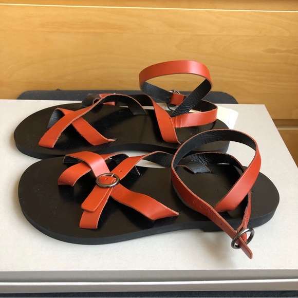 Flat leather sandals with cris-cross straps. - Picture 3 of 6